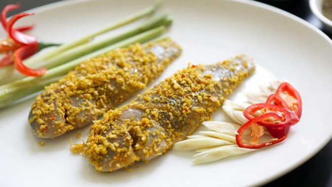 Sơ chế nguyên liệu làm cá mó chiên sả ớt