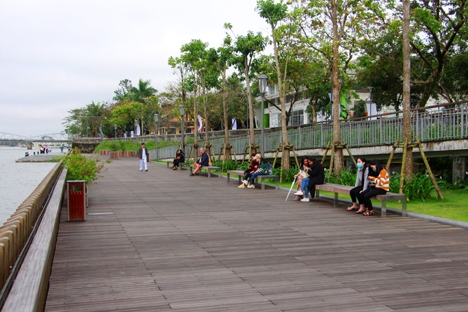 Ghế ngồi được thiết kế trên cầu đi bộ sông Hương