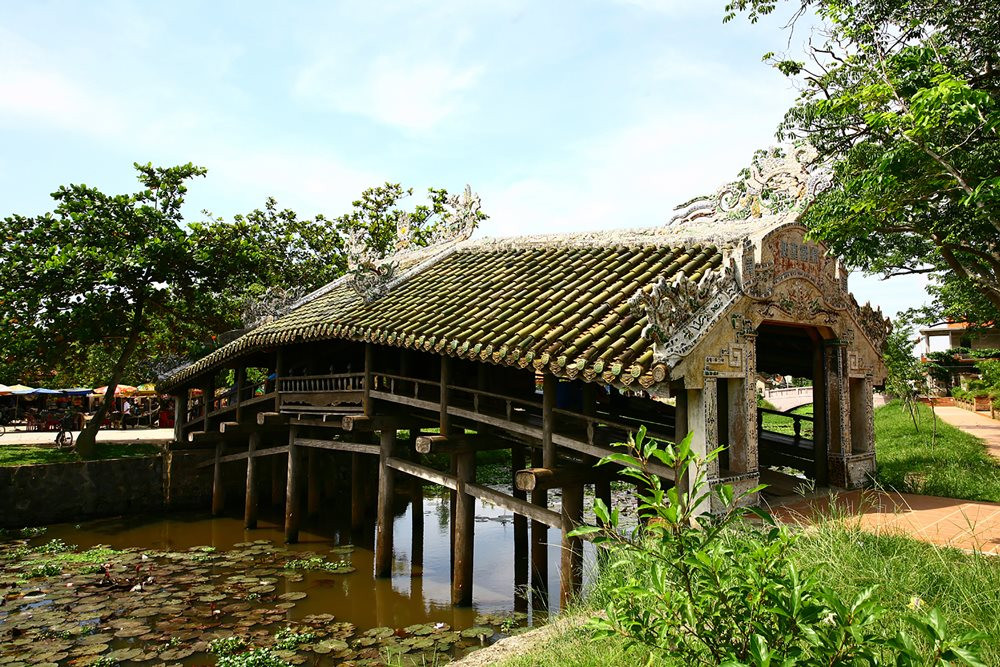 Lễ hội chợ quê ngày hội tại cầu ngói Thanh Toàn Không khí lễ hội chợ quê sôi động bên cầu ngói Thanh Toàn
