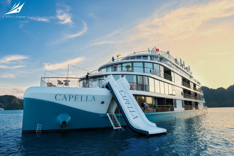 Hoạt động cầu trượt nước Du thuyền Capella Hạ Long Hoạt động cầu trượt nước Du thuyền Capella Hạ Long