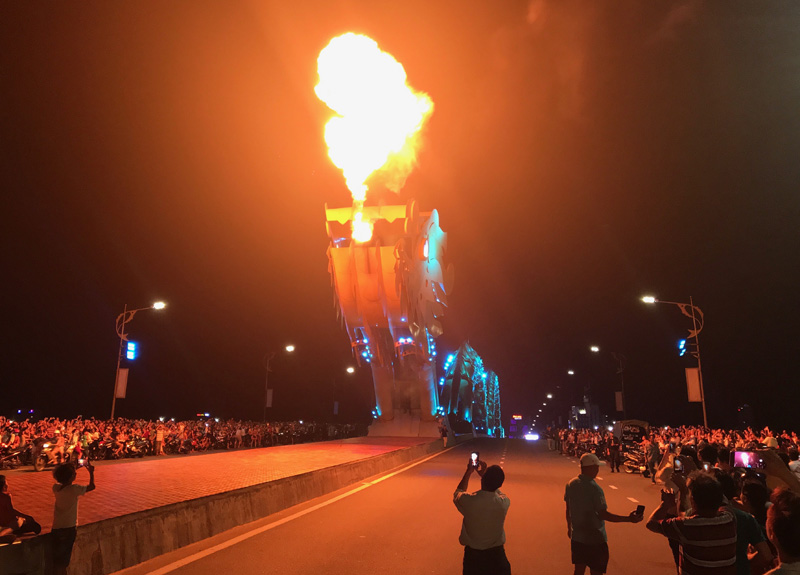 Cầu Rồng Đà Nẵng phun lửa