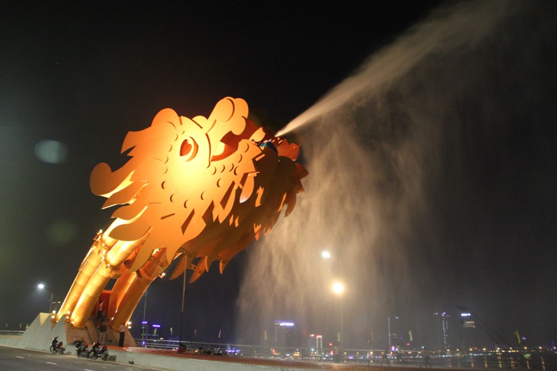 Cầu Rồng Đà Nẵng kết nối hai bờ sông Hàn