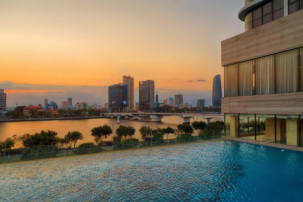 Cầu quay Sông Hàn nhìn từ xa