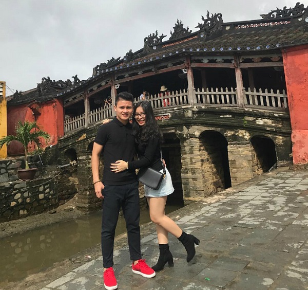 Quang Hải U23 Việt Nam du lịch Hội An cùng bạn gái