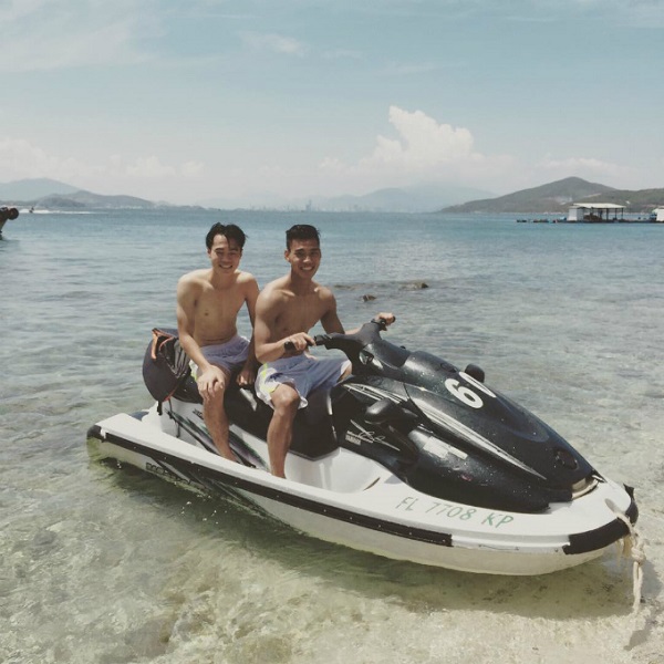 Vũ Văn Thanh U23 Việt Nam đi motor nước và check in Hàn Quốc