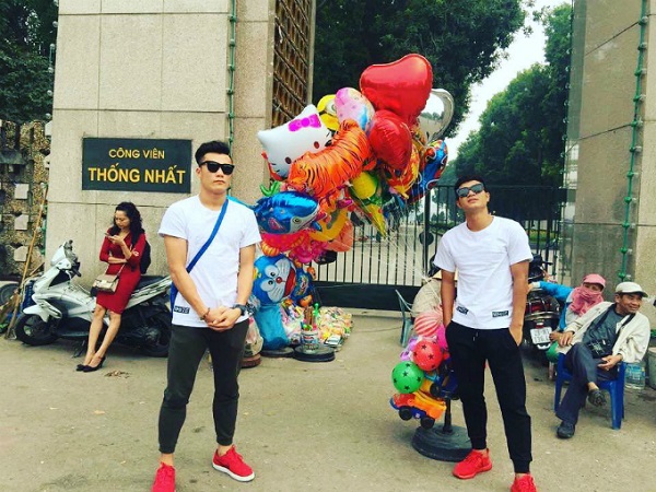 Tiến Dũng U23 Việt Nam check in trà sữa và du lịch biển cùng bạn bè