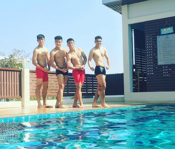 Tiến Dũng U23 Việt Nam nghỉ ngơi tại hồ bơi khách sạn Buriram Thái Lan