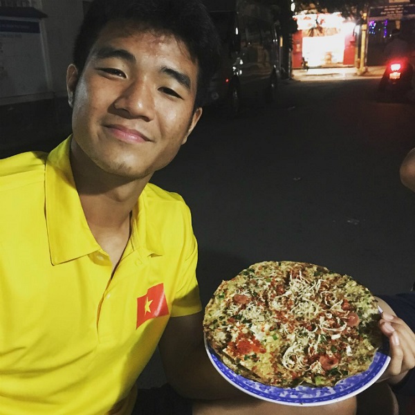 Tiền đạo Đức Chinh được phong là thánh lầy của cả đội khi thường xuyên tạo ra không khí vui vẻ, làm trò cho các đồng đội để giải tỏa căng thẳng. Ngoài đời, Đức Chinh cũng rất nhí nhảnh, thích lê la cà phê cùng bạn bè hay thưởng thức các món ăn đường phố như bánh tráng nướng.