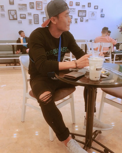 Trên sân ngầu là thế nhưng ngoài đời, chàng thủ môn 20 tuổi của FLC Thanh Hóa cũng rất xì tin. Anh chàng thổ lộ bình thường tụ tập bạn bè không uống bia mà chỉ uống nước suối. Bức ảnh được Tiến Dũng check in ở một thương hiệu trà sữa khá đình đám thời gian qua.
