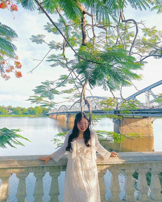 Cầu Trường Tiền lung linh về đêm tại Huế