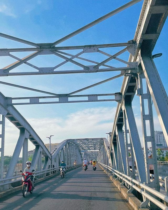 Bên trong Cầu Trường Tiền tại Huế