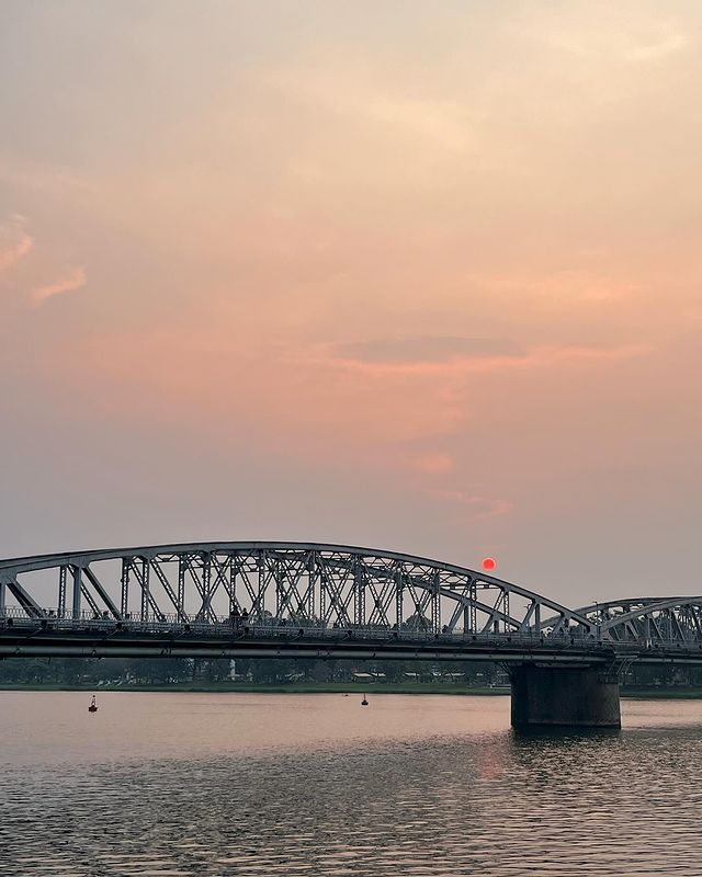 Cầu Trường Tiền Huế nhìn từ sông Hương