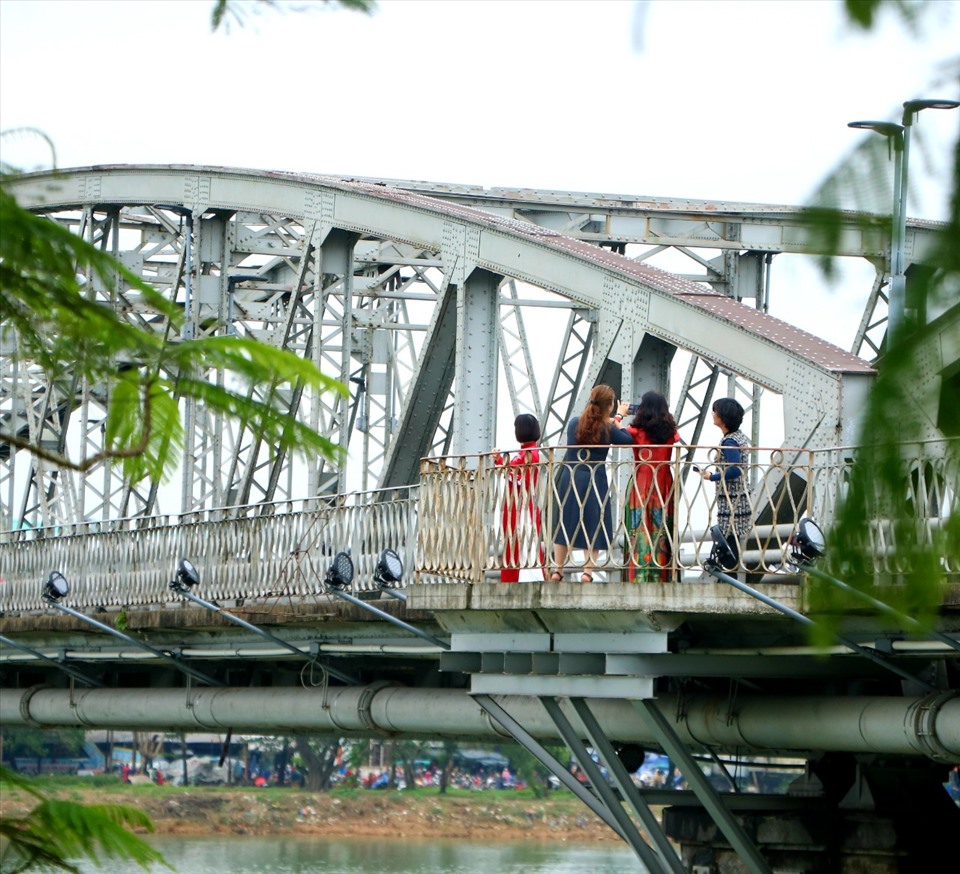 Chụp ảnh lưu niệm trên cầu. Ảnh: Báo Lao động.