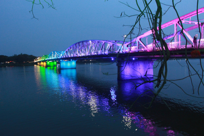 Cầu được trang bị hệ thống đèn led chiếu sáng nhiều màu. Ảnh: Báo Người lao động.