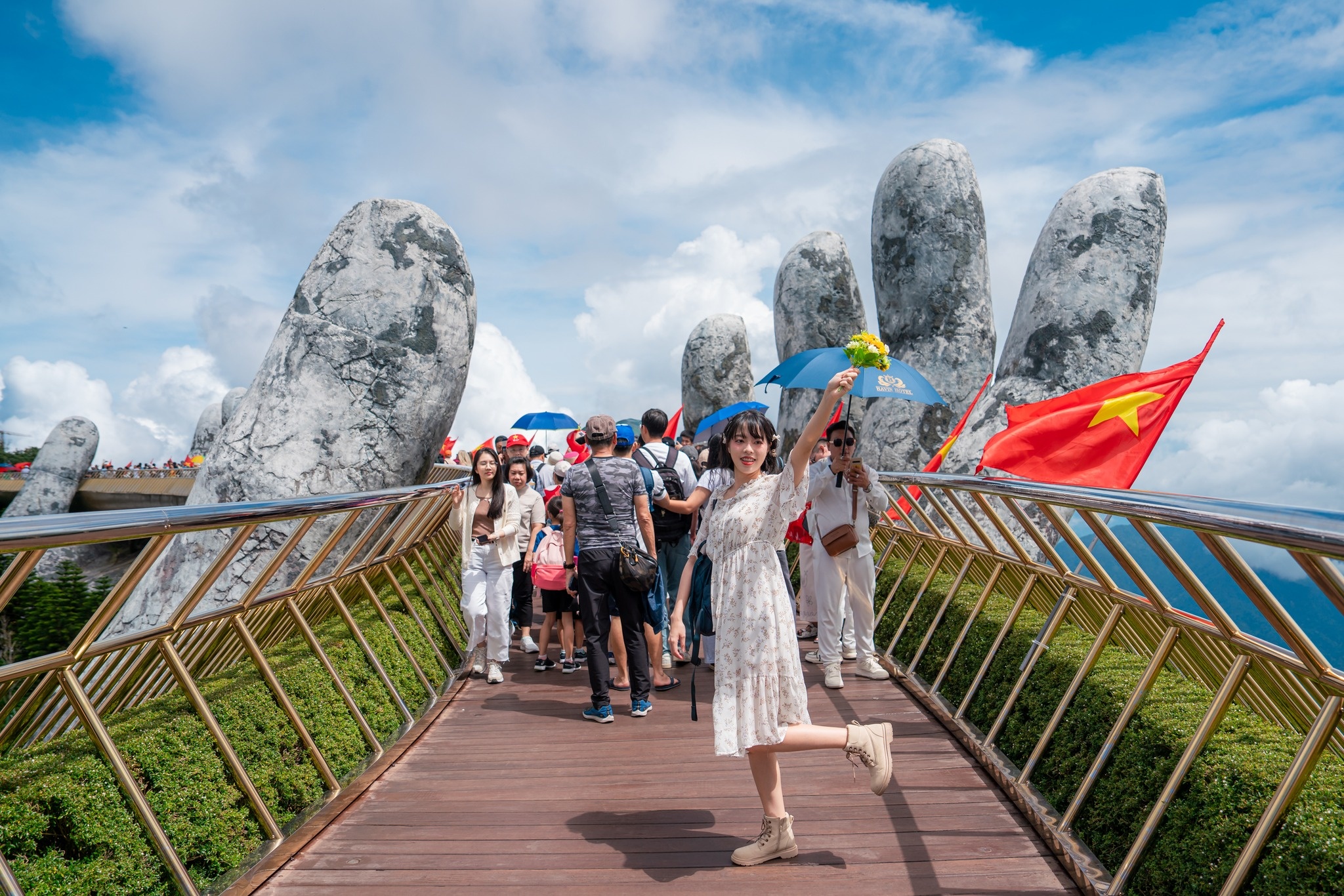 Du khách check-in tại Cầu Vàng Đà Nẵng