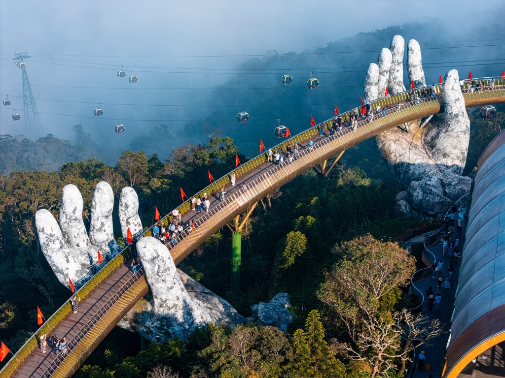 Cáp treo Bà Nà Hills bên cạnh Cầu Vàng Đà Nẵng