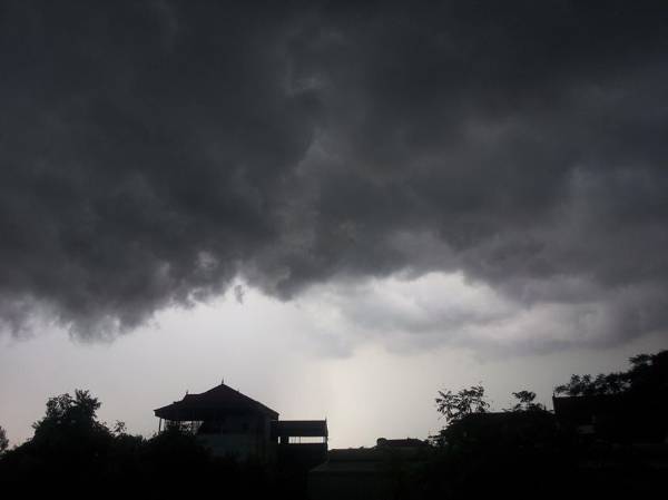 Khung cảnh cầu vồng sau mưa ở Hà Nội xuất hiện sau cơn mưa đầu mùa giải nhiệt