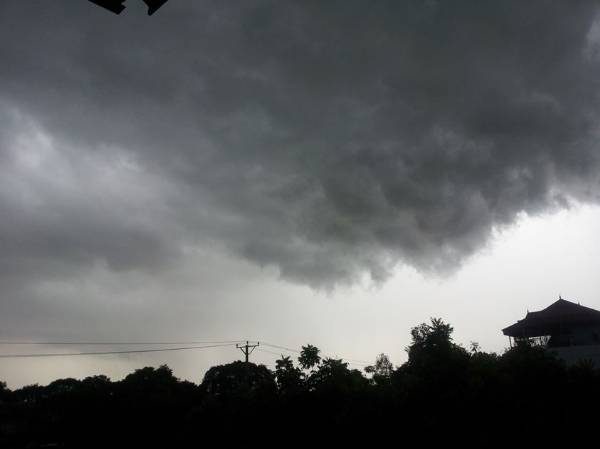 Không khí trong lành mát mẻ sau cơn mưa lớn tại Hà Nội