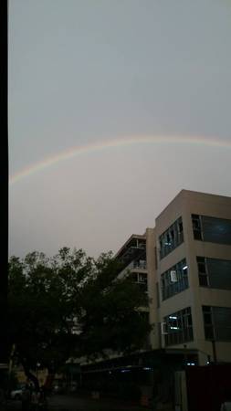 Góc nhìn cầu vồng sau mưa ở Hà Nội từ phía bệnh viện Lão khoa
