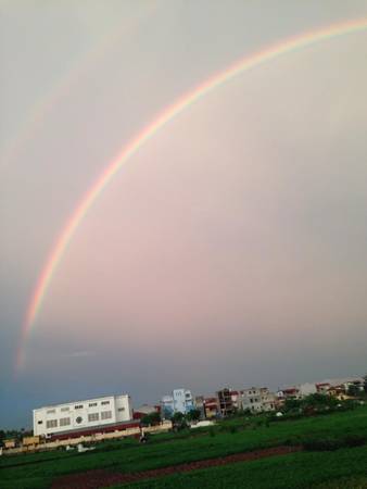 Nhiều người thích thú ngắm cầu vồng sau mưa ở Hà Nội khi đang di chuyển