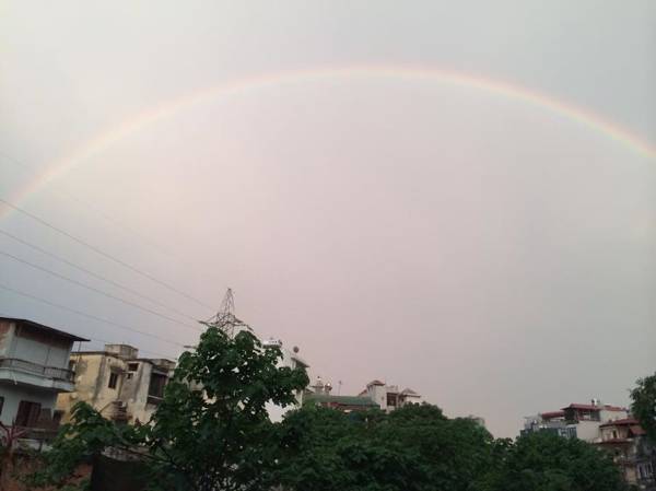 Cầu vồng sau mưa ở Hà Nội lúc mới hình thành còn mờ nhạt
