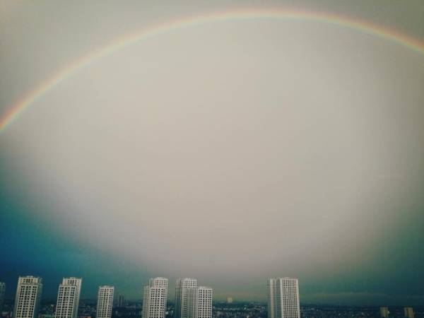 Bức tranh thiên nhiên tuyệt mỹ với cầu vồng sau mưa ở Hà Nội vắt ngang thành phố