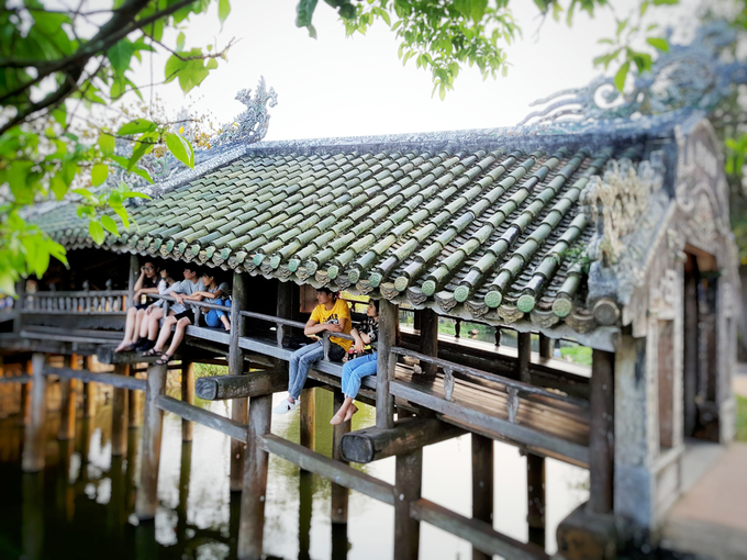 Hành lang gỗ nghỉ chân yên bình bên trong cầu ngói Thanh Toàn
