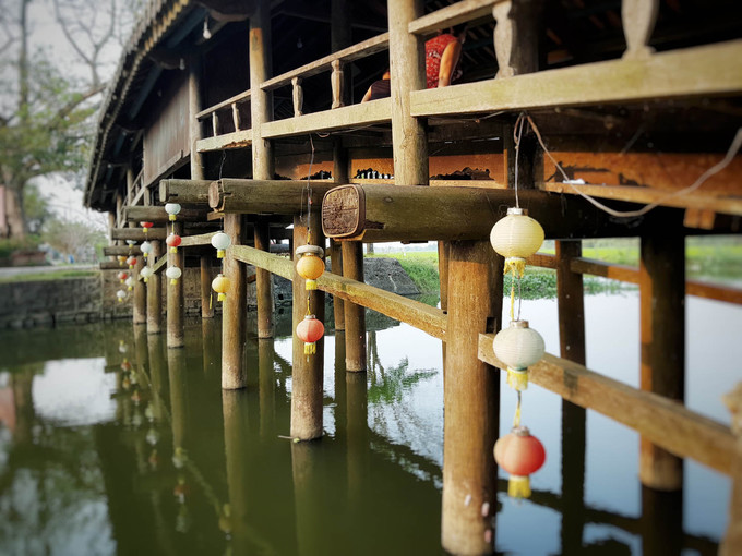 Cận cảnh kết cấu cột gỗ kiên cố nâng đỡ cầu ngói Thanh Toàn
