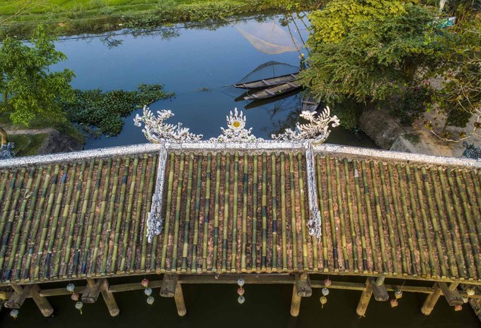 Mái ngói ống tráng men cổ kính của di tích lịch sử cầu ngói Thanh Toàn