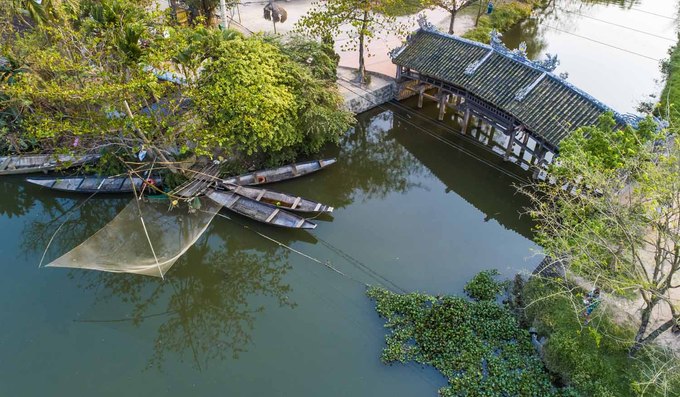 Khung cảnh sông nước làng quê thanh bình quanh cầu ngói Thanh Toàn