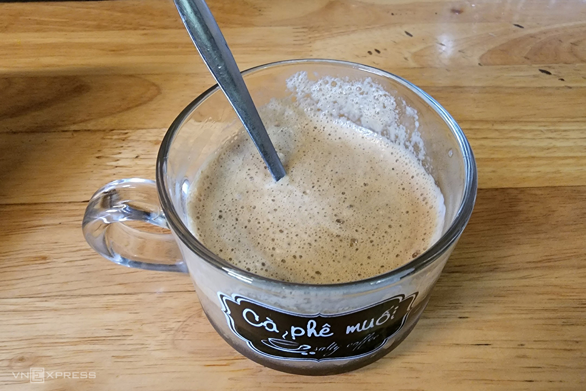 Cà phê muối sau khi khuấy đều tay