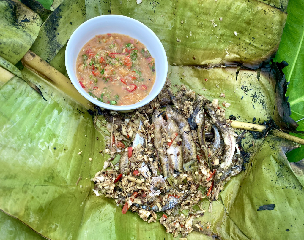Cá bống vùi tro đặc sản Lai Châu
