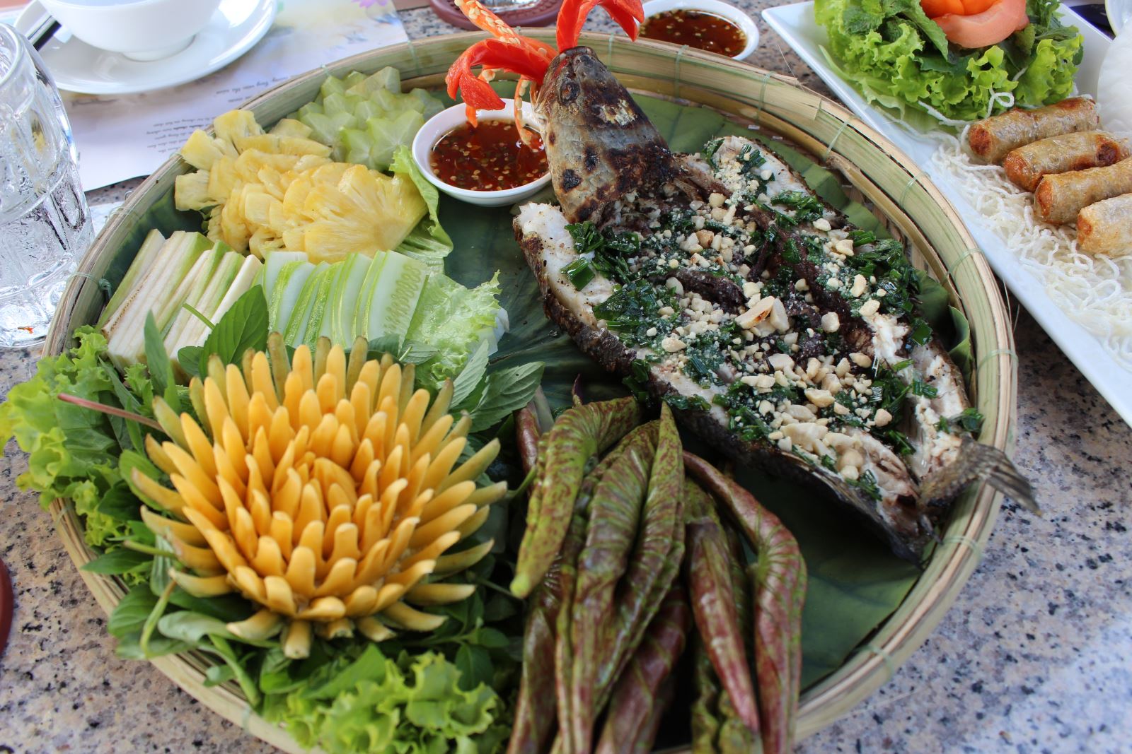 Cá lóc nướng trui cuốn lá sen non-ivivu