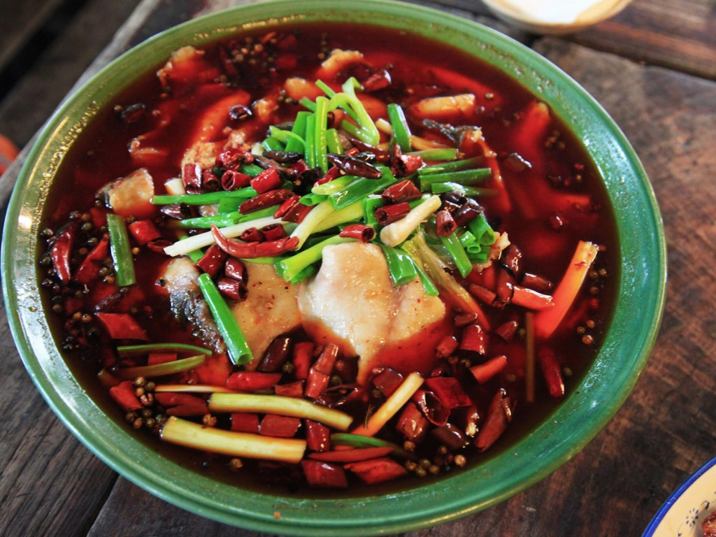 Cá nhúng dầu ớt Tứ Xuyên.