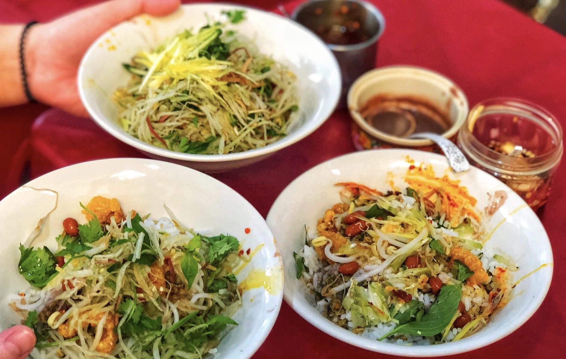 Món cơm hến ăn cùng ớt cay thêm đậm đà