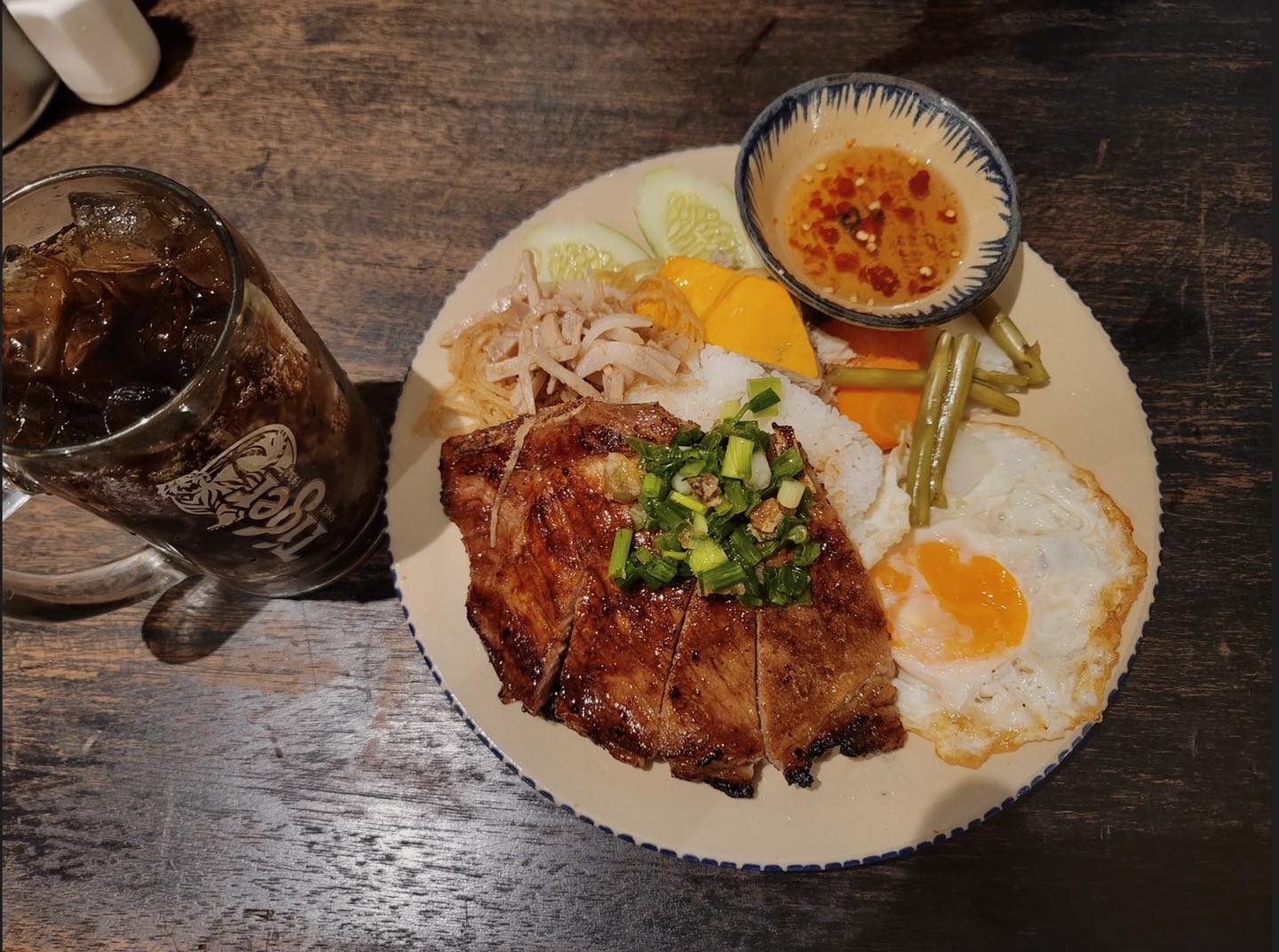Cơm tấm nóng hổi ăn kèm dưa chua Cơm tấm sườn ốp la