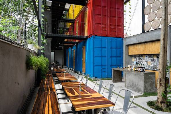 Sân vườn xanh mát tại Ccasa Hostel
