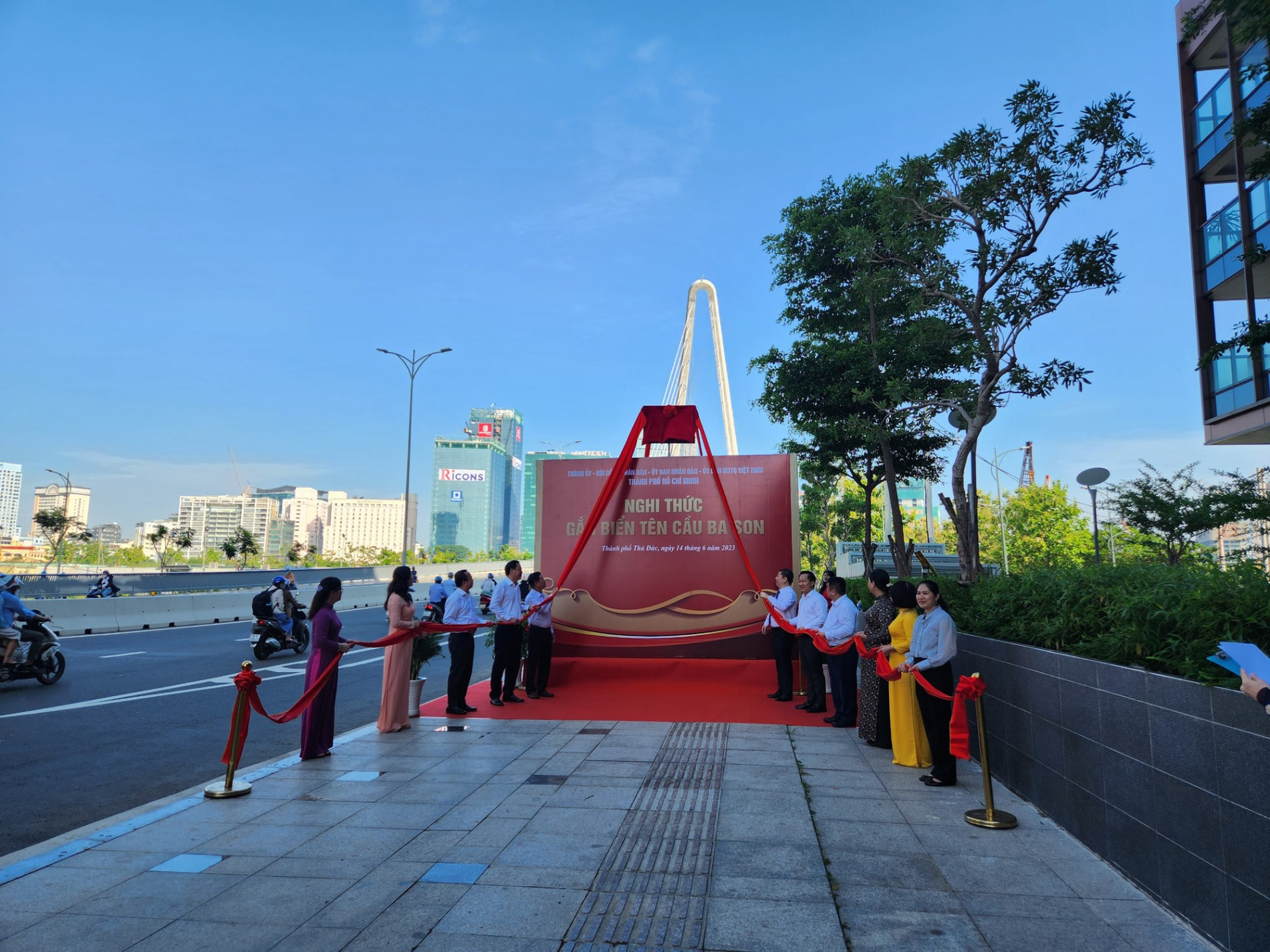 Nghi thức gắn biển tên cầu Ba Son.