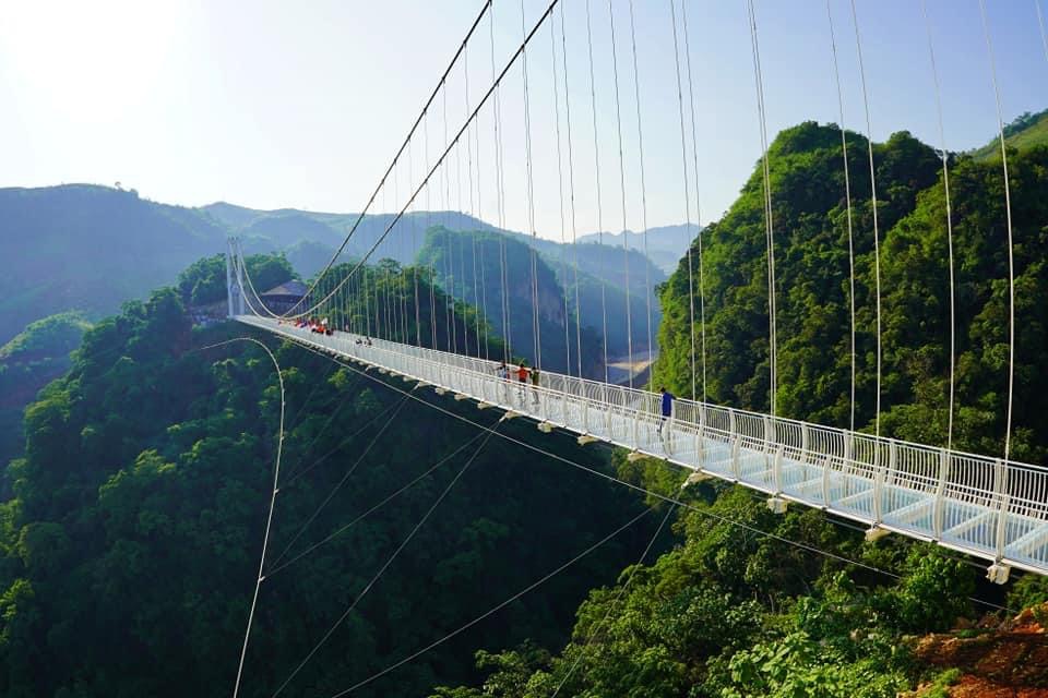 Cầu- kính -Bạch- Long-ivivu