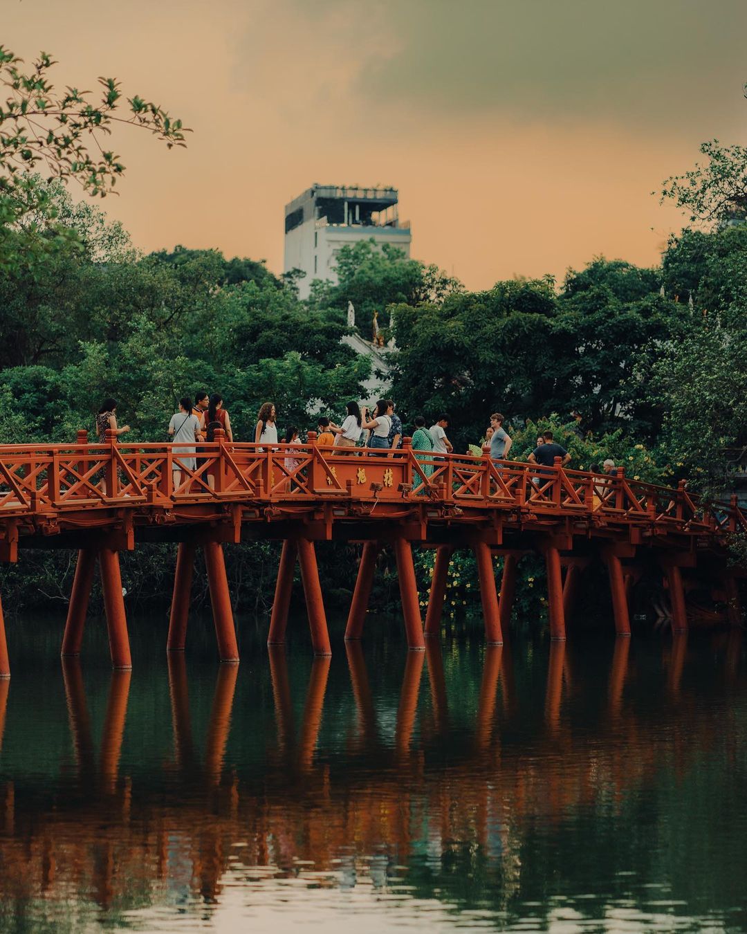 Cầu Thê Húc ở hồ Gươm. Ảnh: @linasd