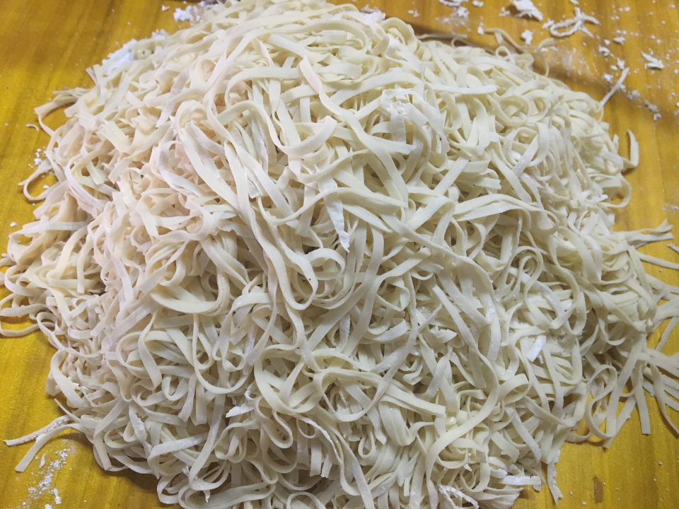 Sợi mì dẹt giống bánh phở trong cốn sủi Sapa