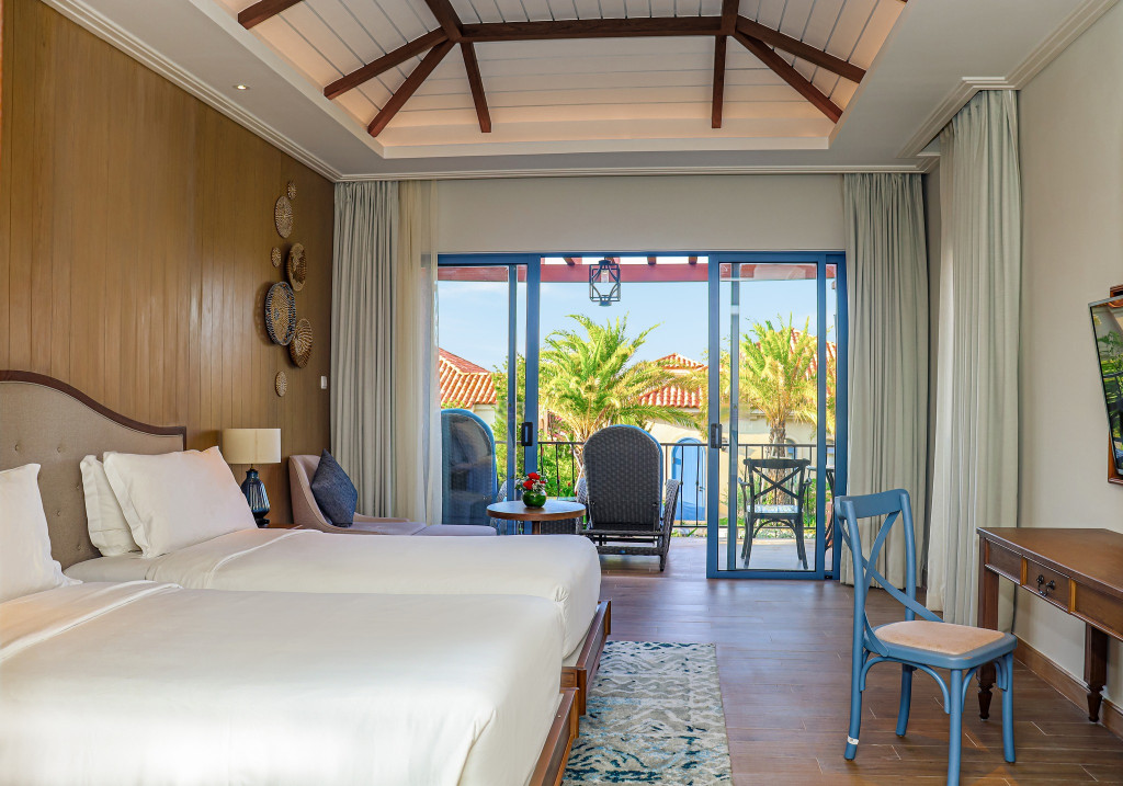 Centara Mirage Mũi Né Fantasia Pool Bar bên hồ bơi