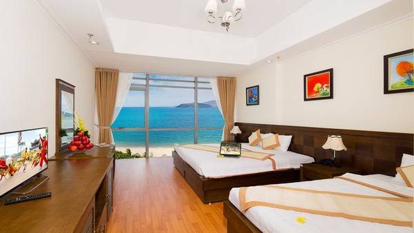 Toàn cảnh mặt tiền khách sạn Nha Trang Central nổi bật trên phố Hùng Vương