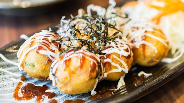 Takoyaki - món ăn đường phố Nhật Bản với bạch tuộc nướng