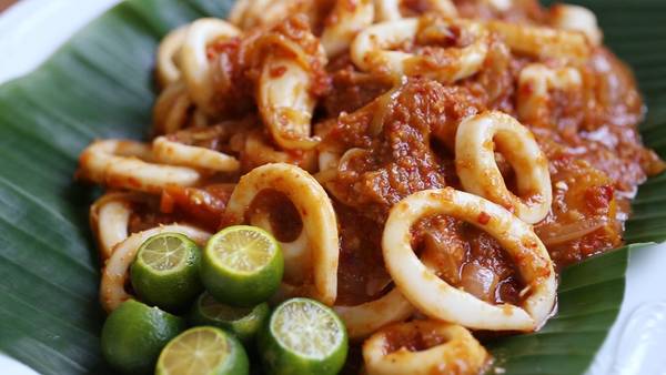 Malaysia: Ẩm thực đường phố của Malaysia chịu ảnh hưởng từ Trung Quốc và các quốc gia Đông Nam Á. Thường các quầy hàng chỉ chuyên bán một món suốt nhiều thế hệ. Bạn nên thử sambal sotong, gồm mực và đậu petai được ướp cay, nướng chín và bày trên lá chuối ở Penang. Ảnh: TheMEATMENsg.