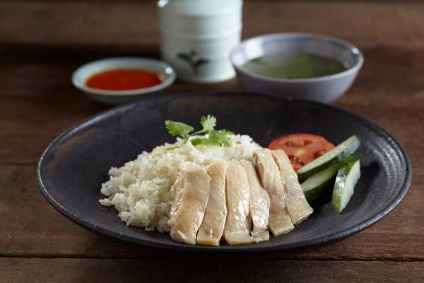 Singapore: Cơm gà là đặc sản bình dân của Singapore, với cách làm đơn giản nhưng hương vị rất ngon. Gà được luộc nhừ, chặt miếng, dọn ra cùng dưa chuột, rau thơm, sốt chấm, xì dầu, với cơm nấu bằng nước luộc gà và một bát canh nóng. Ảnh: Foodrepublic.
