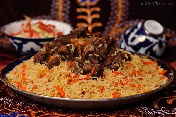 Uzbekistan: Plov là món quốc hồn quốc túy của Uzbekistan. Trong đó, cơm được trộn với cà rốt, ớt, hạt carum và thêm thịt lên trên. Món ăn này rất phổ biến ở Uzbekistan, với giá cả dễ chịu. Ảnh: Arbuz.