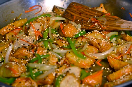 Chả cá xào rau củ với rau củ tươi