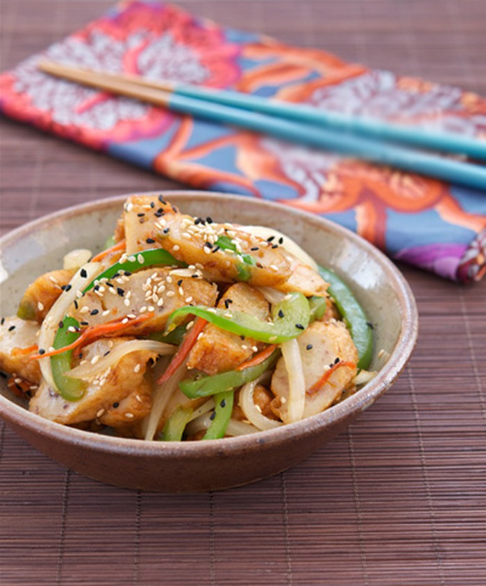 Món chả cá xào rau củ trên đĩa