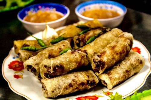 Thưởng thức chả dông Phú Yên kèm ớt xanh, tỏi và rau sống tươi ngon. Ảnh: Minh Đức
